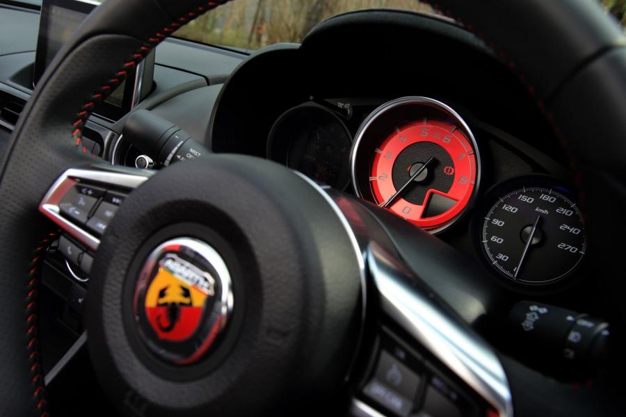 Панель приборов Abarth 124 Spider (348) 2016 года  (JP) (фото 16 из 58)